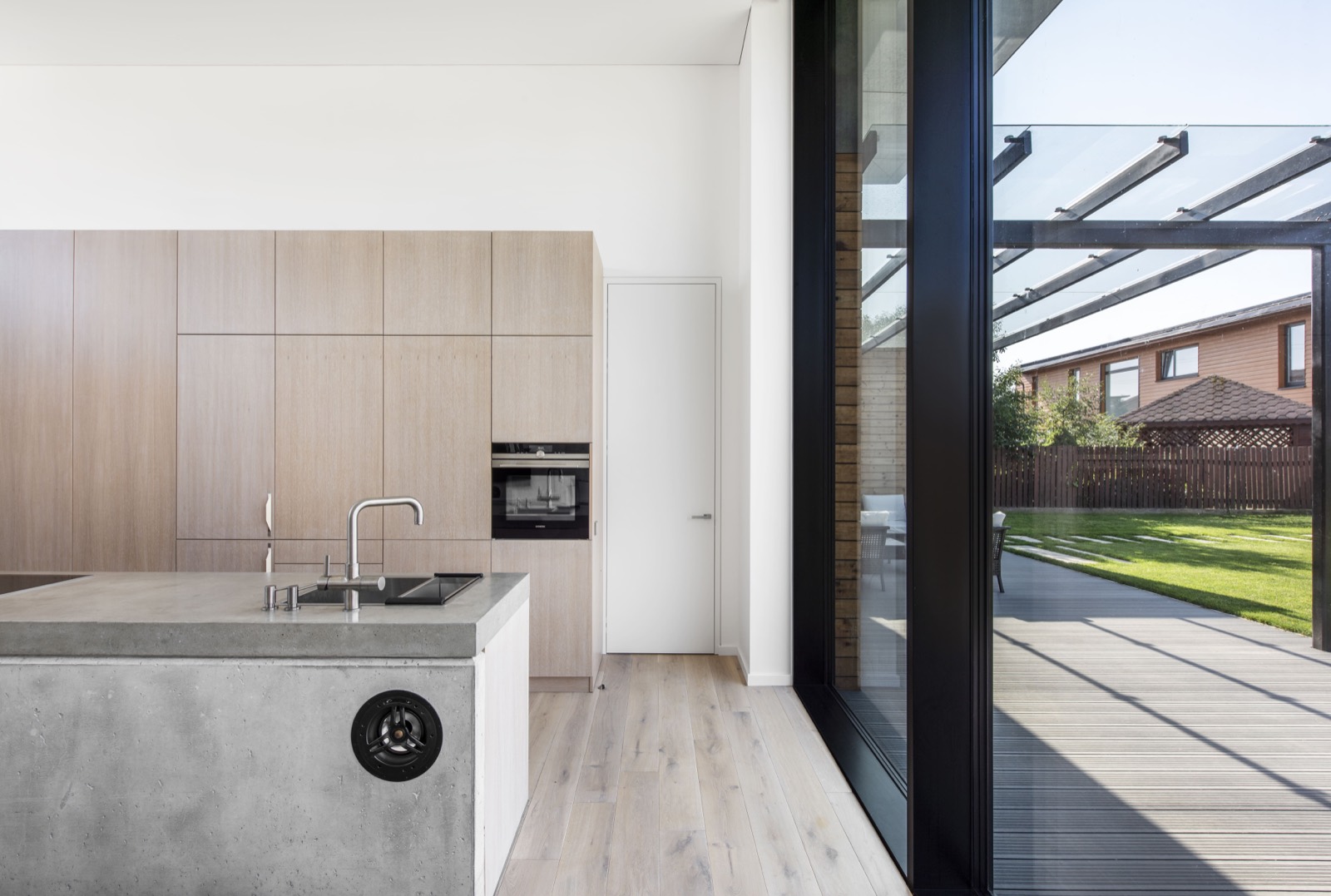 Helles Parkett in moderner Küche - jb Home Design
